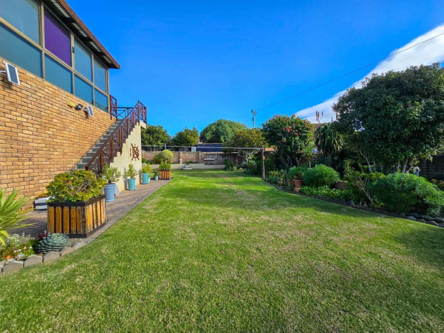 5 Bedroom Property for Sale in Stilbaai Wes Western Cape